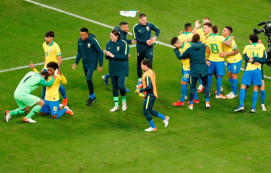 Brasil sobrevive a ‘Gatito’ en los penaltis y pone rumbo a semifinales