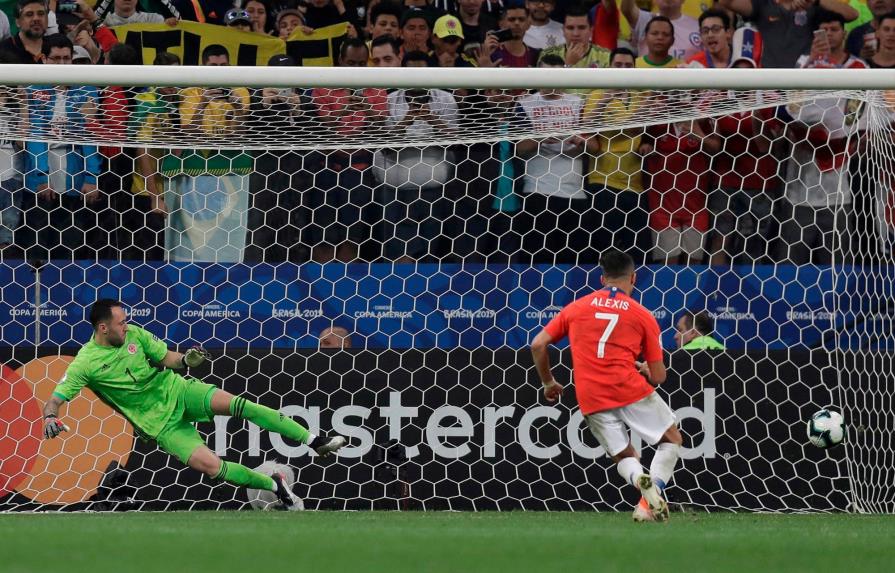Chile se sobrepone al VAR y pasa a semis al apear a Colombia en los penaltis