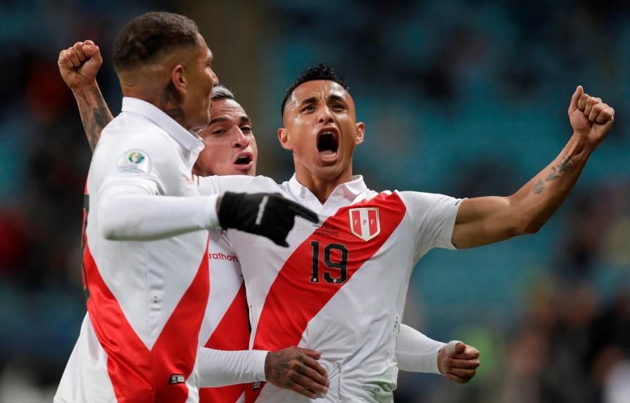 Perú golea al bicampeón y se jugará el título contra Brasil