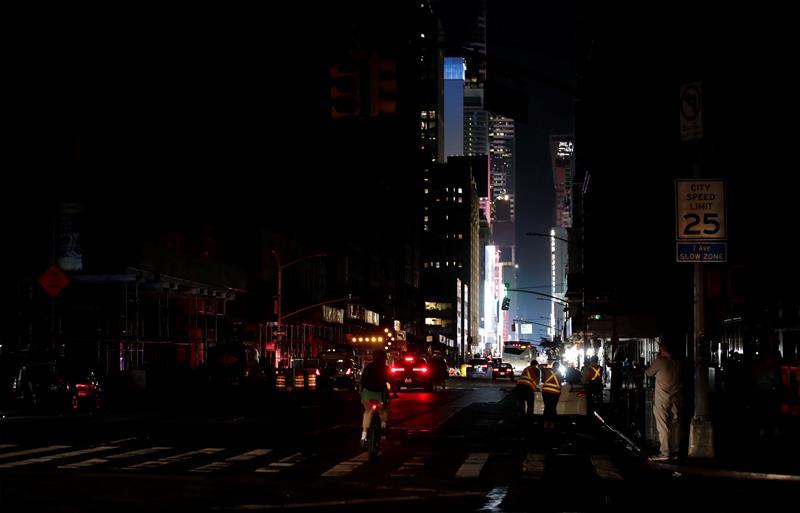 Vuelve la luz a Manhattan tras apagón afectó 72.000 clientes, metro y teatros