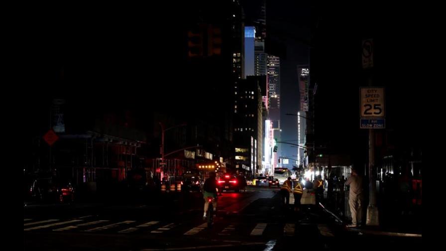 Vuelve la luz a Manhattan tras apagón afectó 72.000 clientes, metro y teatros