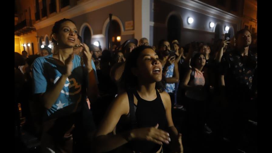 Piden ante residencia de gobernador de Puerto Rico dimita ante escándalo