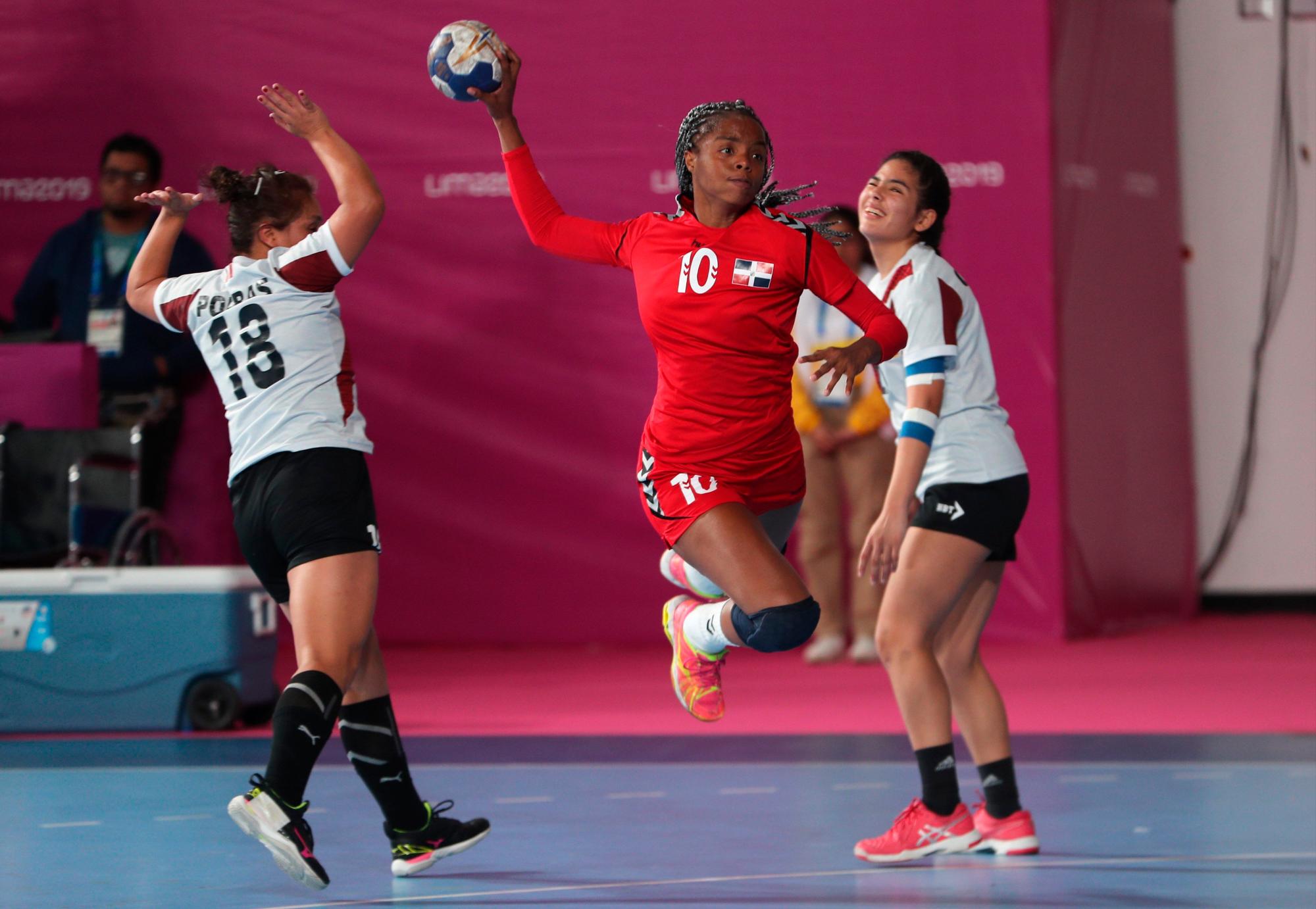 Carina Lorenzo (c) de Dominicana ataca durante un partido de la ronda preliminar de balonmano femenino entre R.Dominicana y Perú en la primera jornada de los Juegos Panamericanos Lima 2019, en Lima (Perú). Los Juegos Panamericanos se disputarán del 26 de julio al 11 de agosto.