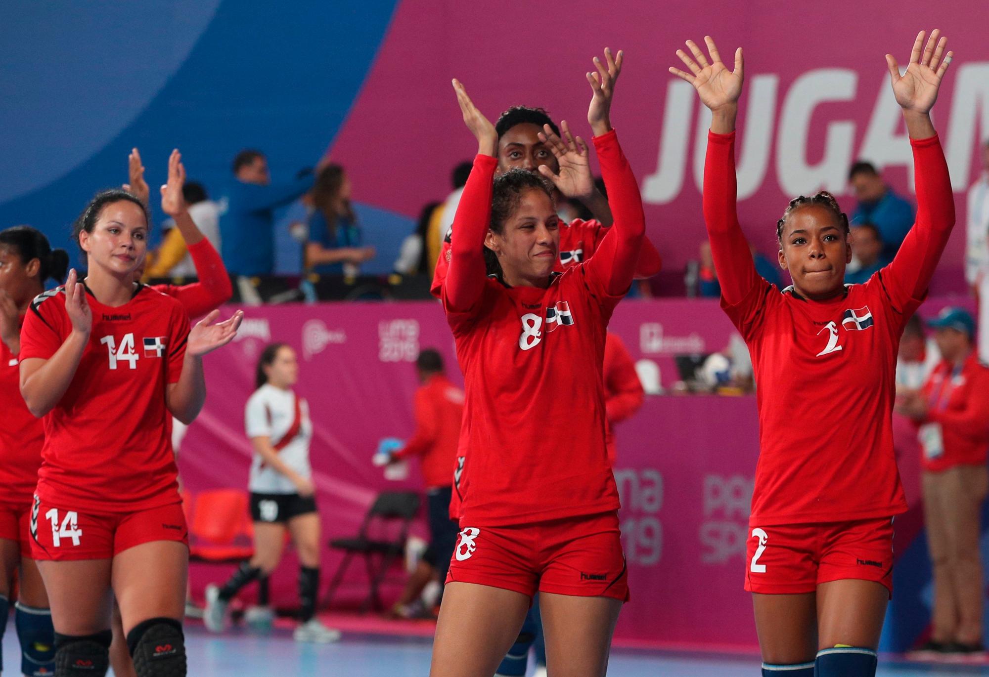 Nancy Peña (c), Yojaver Brito y compañeras de Dominicana se ven en la final de un partido de la ronda preliminar de balonmano femenino entre R.Dominicana y Perú en la primera jornada de los Juegos Panamericanos Lima 2019, en Lima (Perú).