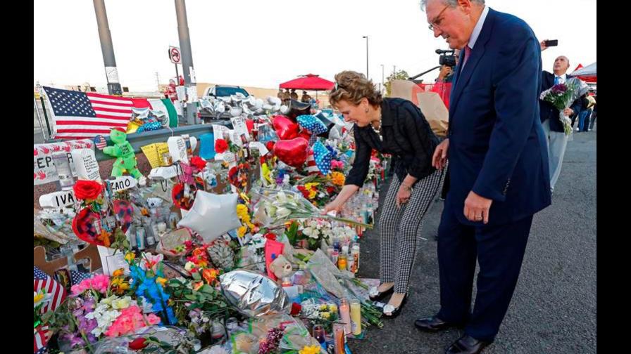 Cientos protestan en El Paso contra visita de Trump y piden control de armas Cientos protestan en El Paso contra visita de Trump y piden control de armas