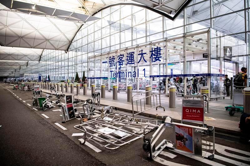 Un tribunal de Hong Kong prohíbe a manifestantes permanecer en el aeropuerto