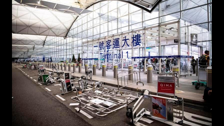 Un tribunal de Hong Kong prohíbe a manifestantes permanecer en el aeropuerto