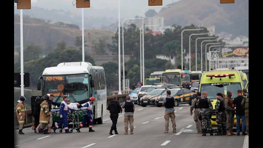 Francotirador mata hombre que mantenía  37 rehenes con pistola de juguete