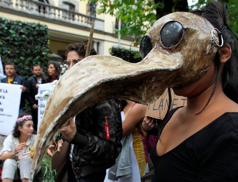 Personas protestan este viernes frente a la embajada de Brasil en Ciudad de México (México), contra los incendios que consumen la Amazonía desde hace más de 15 días. 