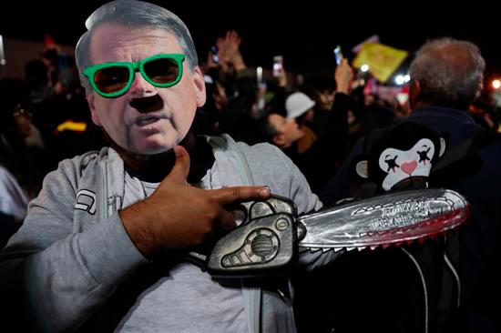 Un manifestante participa en una protesta este viernes, en Sao Paulo (Brasil), contra los incendios que consumen la Amazonía desde hace más de 15 días y en rechazo a las polémicas respuestas del presidente de Brasil, Jair Bolsonaro, ante la crisis ambiental. 