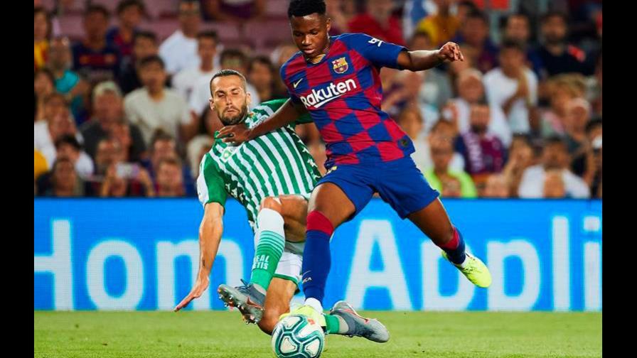 Messi se funde en un abrazo con Ansu Fati al final del partido contra el Betis