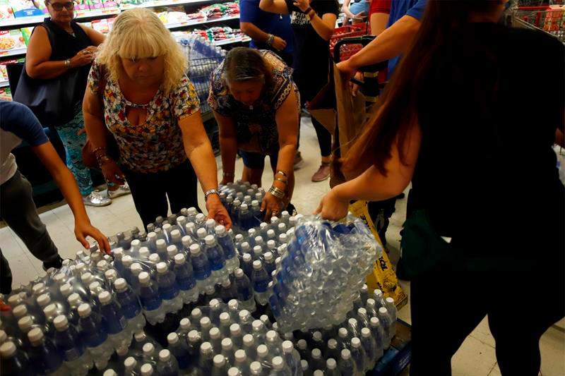 Escasez de agua embotellada y largas filas en Puerto Rico por tormenta Dorian