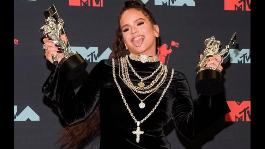 A Rosalía le llueven críticas en la red por ganar VMA latino siendo española