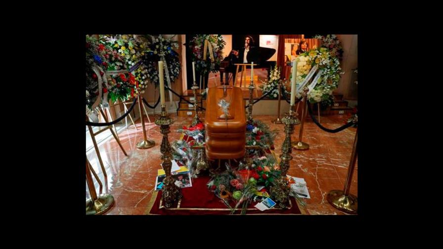 Más de un millar de personas dan su último adiós a Camilo Sesto