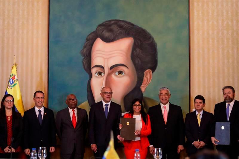 Chavismo firma acuerdo con minoría opositora y anuncia regreso al Parlamento
