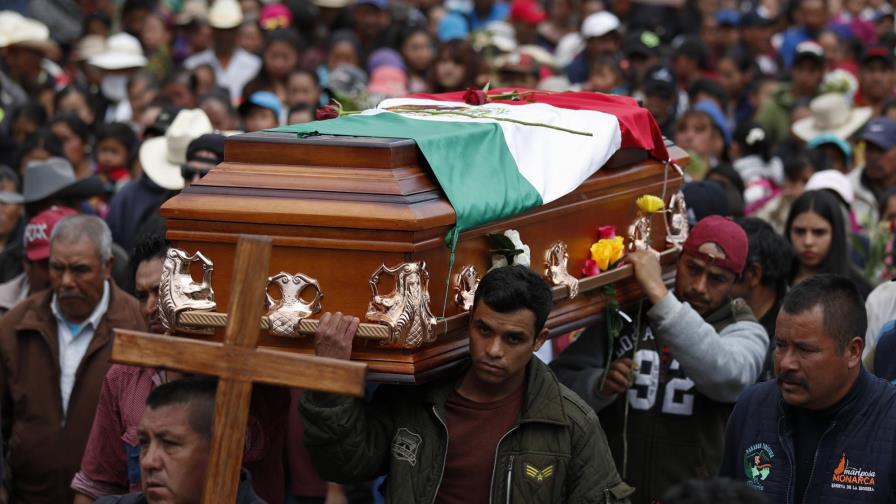 Cientos rinden homenaje a activista de mariposas en México