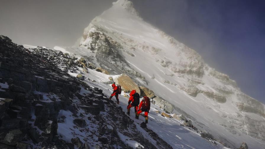 Equipo de medición chino llega a la cumbre del Everest Equipo de medición chino llega a la cumbre del Everest