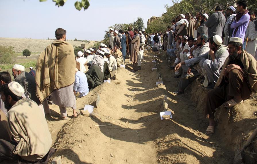 Afganos asisten a funerales de 66 fallecidos en explosión