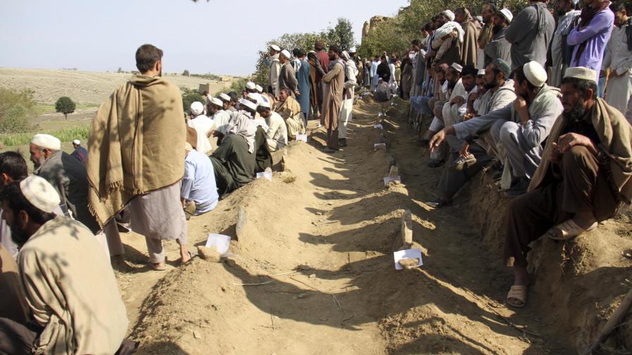 Afganos asisten a funerales de 66 fallecidos en explosión