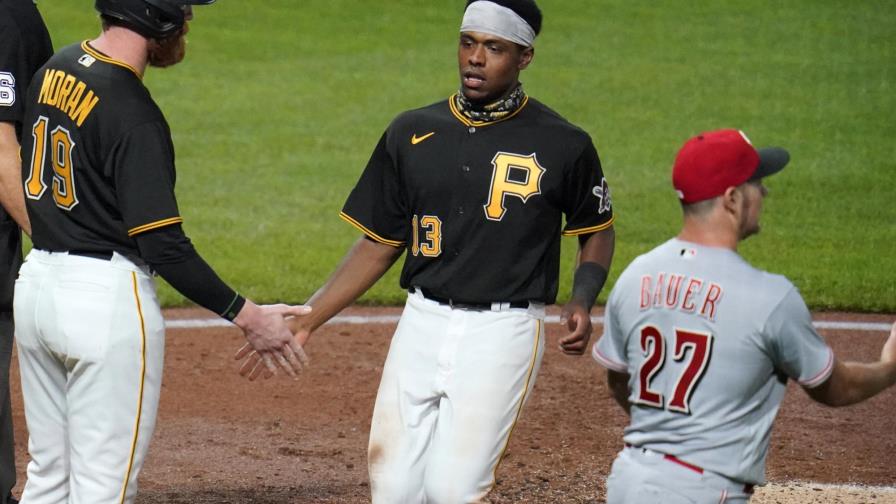 Piratas castigan a Bauer y dividen honores con Rojos