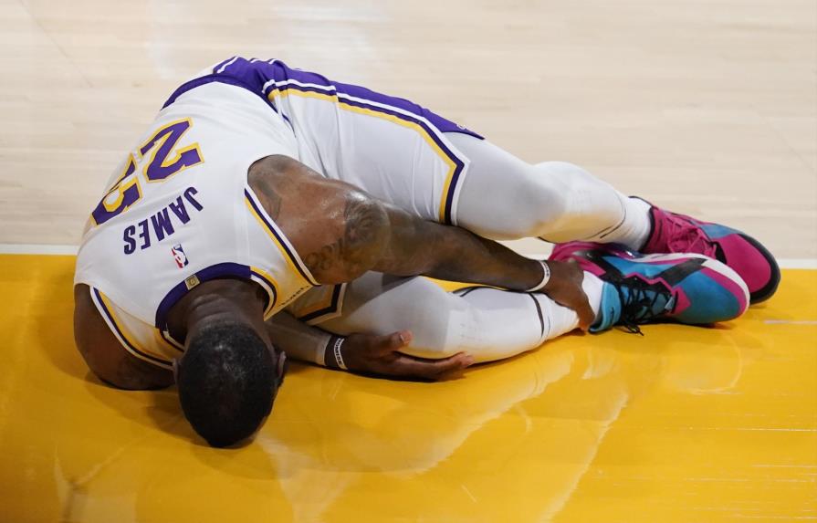James abandona juego de los Lakers con lesión en el tobillo