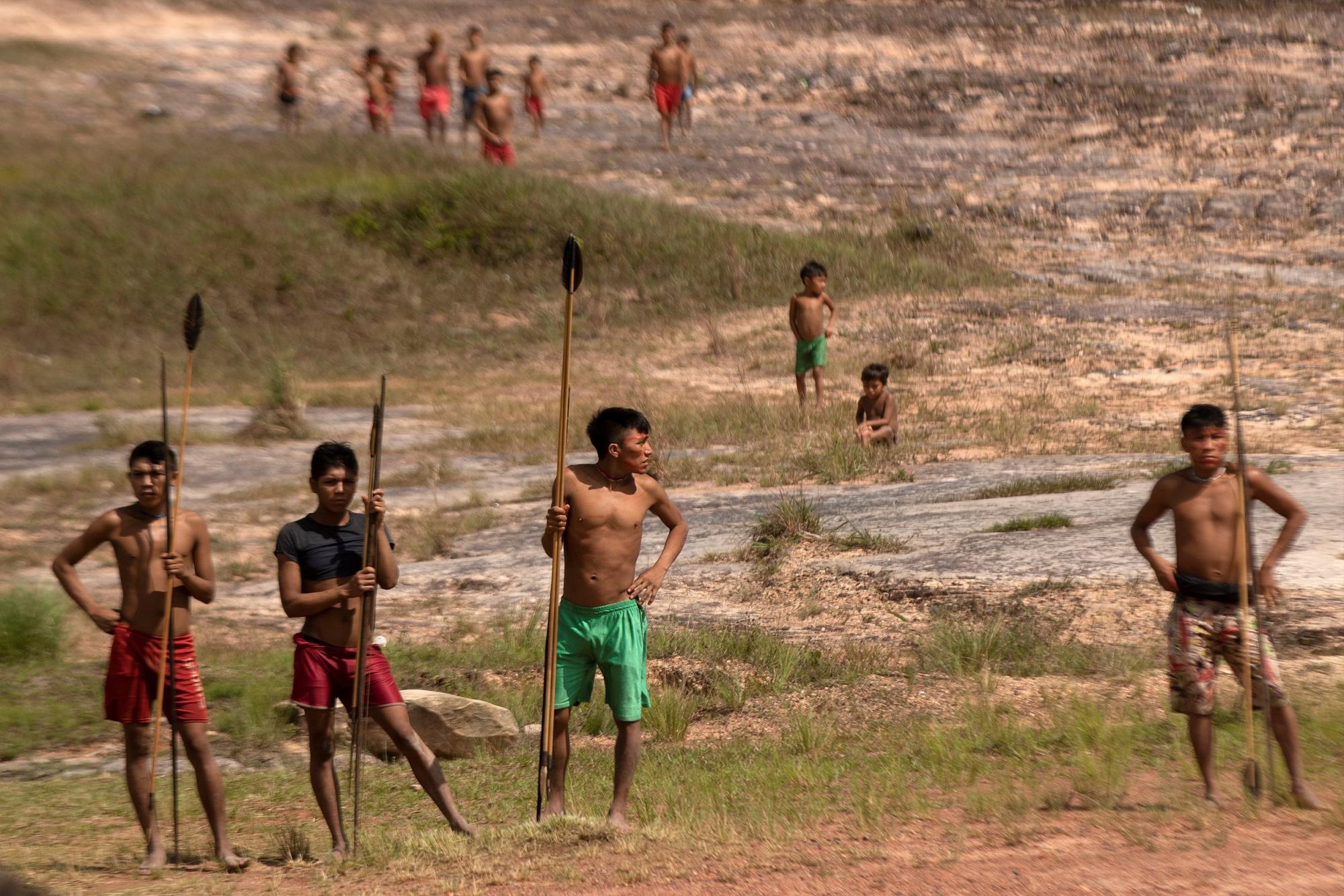 El pueblo Yanomami y ocupa una extensión de terreno que alcanza los 9 millones de hectáreas con una población total que apenas supera los 28.000 habitantes. (EFE/ Joédson Alves)