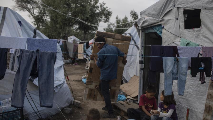 Grecia transfiere a 570 migrantes de campamento hacinado Grecia transfiere a 570 migrantes de campamento hacinado