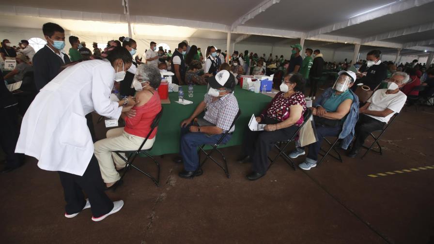 México impulsa vacunación de maestros para regreso a clases