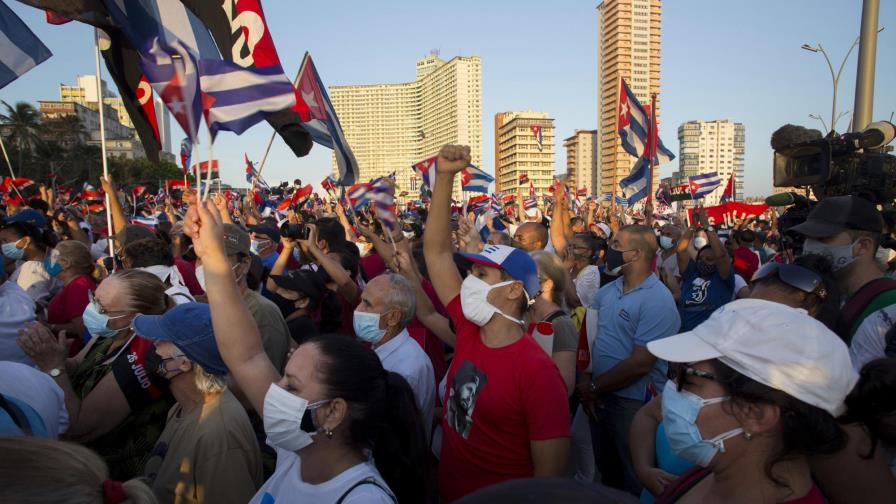 Decenas de miles hacen mítines a favor del gobierno en Cuba