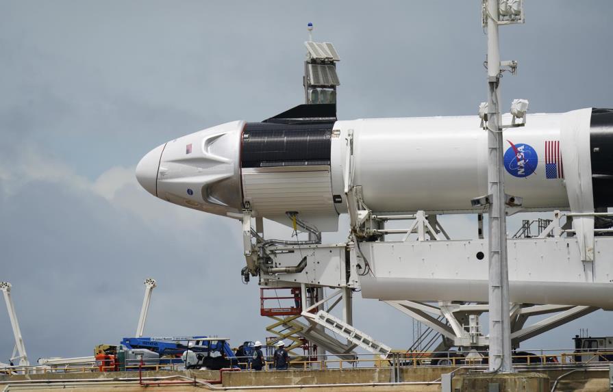 Astronautas de EEUU abordan nave para lanzamiento histórico