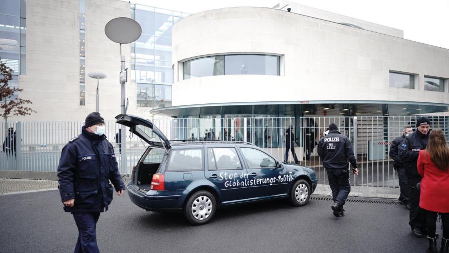 Auto choca contra cerca de oficinas de Merkel en Berlín