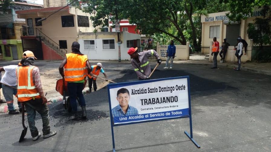 Alcaldía Santo Domingo Oeste continúa plan asfaltado en diversas calles  