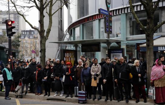 Francia en huelga por pensiones mientras sigue el diálogo