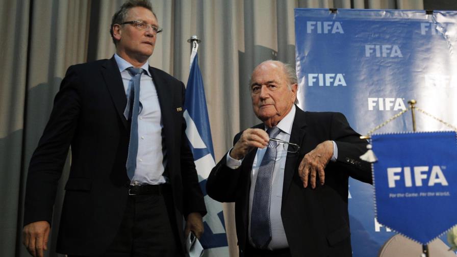 FIFA vuelve a suspender a Blatter por corrupción