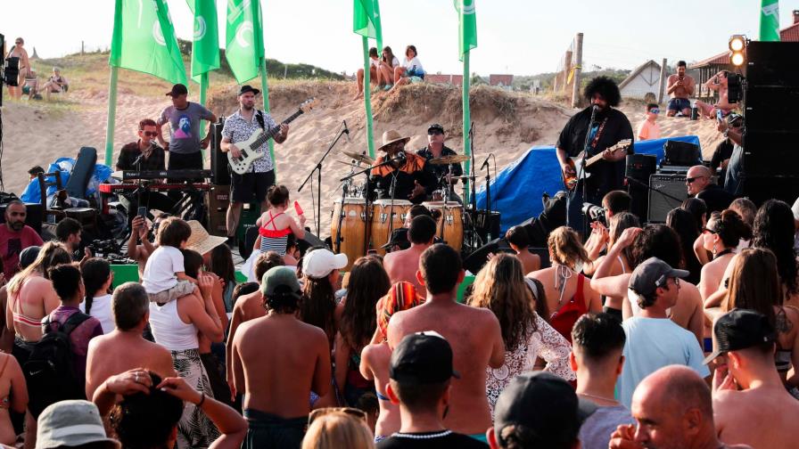 Música y agua fría para refrescar el verano uruguayo