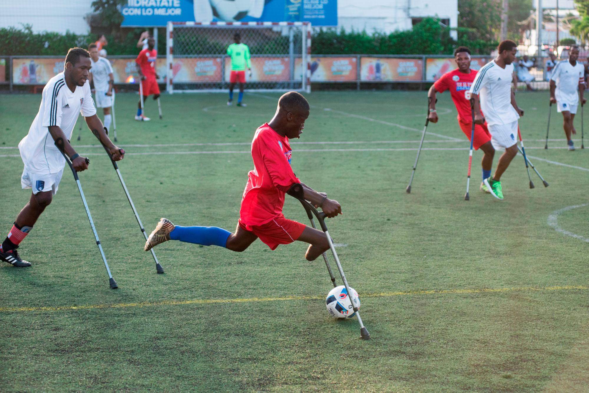 Un jugador de fútbol del equipo de Haití, víctima del terremoto 2010 corre con el balón, en el marco del evento “Dos muletas y un balón” con motivo del décimo aniversario del terremoto de Haití, en Santo Domingo (República Dominicana). 