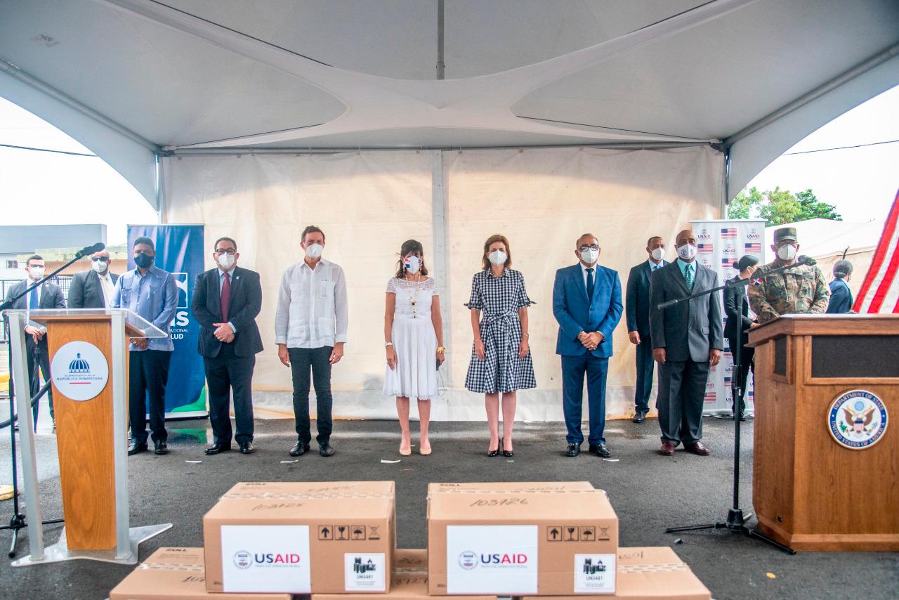 Foto oficial de la entrega de los 50 ventiladores donados por la Agencia de los Estados Unidos para el Desarrollo Internacional (USAID).