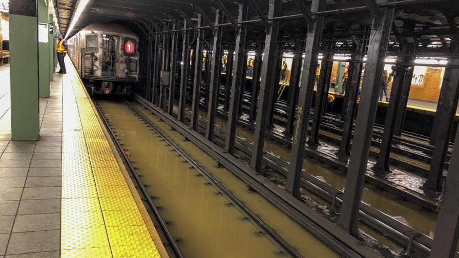 Tubería rota causa inundaciones en Nueva York