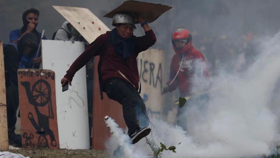 Los ecuatorianos se saltan el toque de queda para continuar las protestas