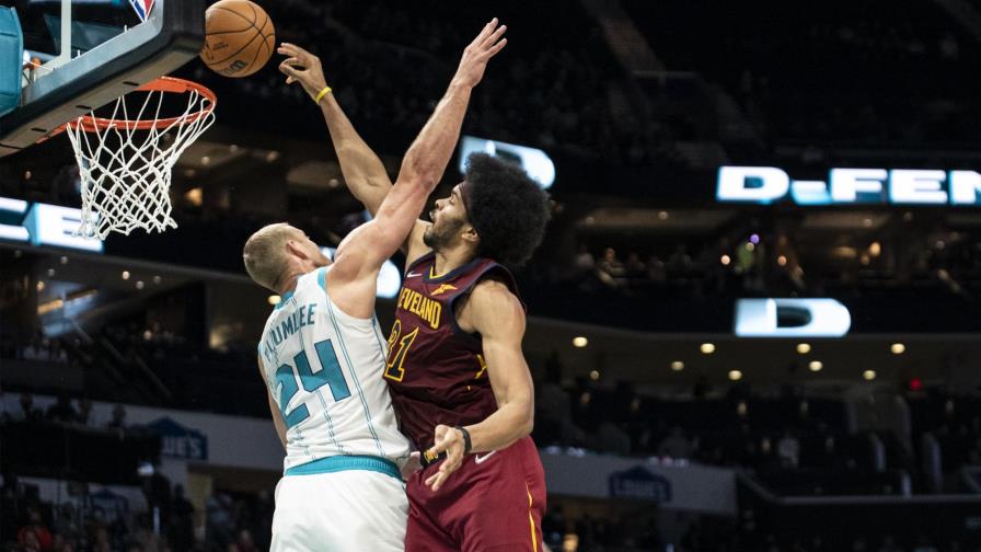 Cavaliers contienen remontada de los Hornets