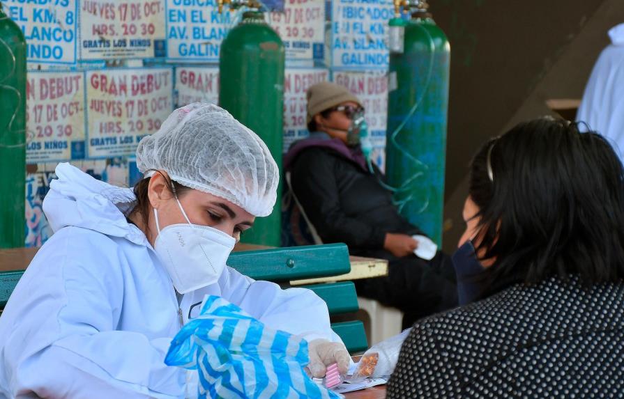 Bolivia reporta 24 muertes por la covid y recibe más vacunas Sinopharm