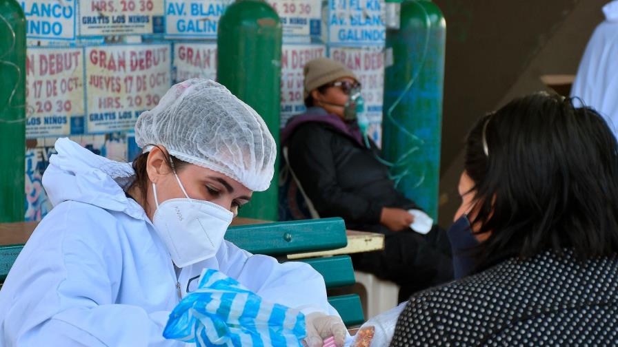 Bolivia reporta 24 muertes por la covid y recibe más vacunas Sinopharm