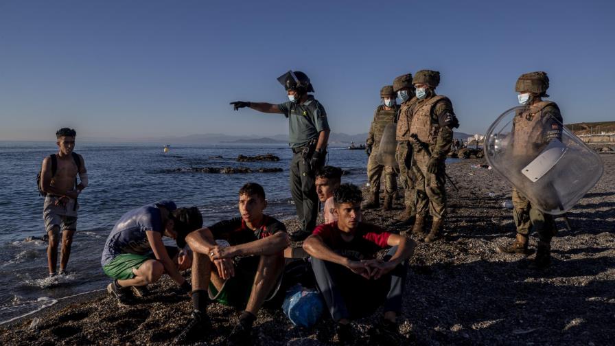 Migrantes intentan nadar de Marruecos a enclave español