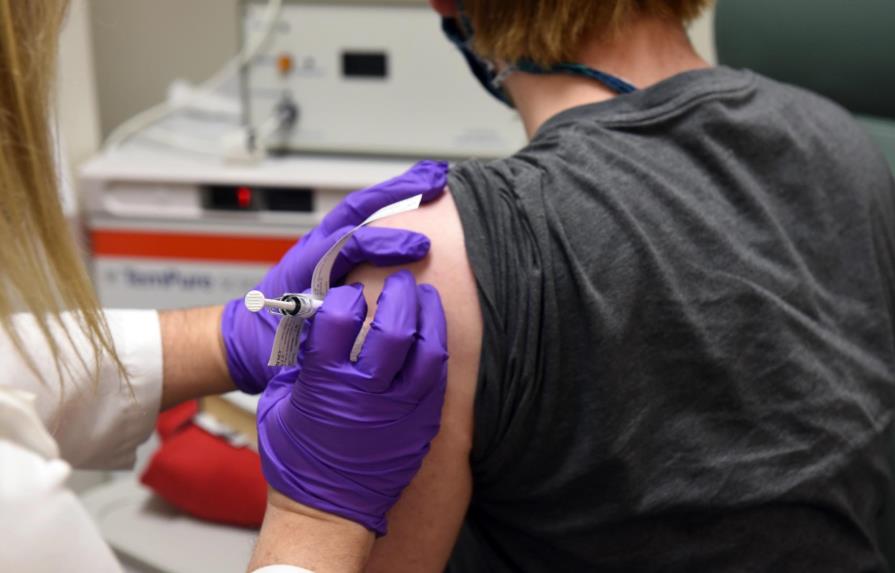 Pruebas de vacunas generan recelo en una América que roza las 490,000 muertes