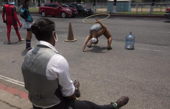 Guatemala: por pandemia, función de circo se va a la calle