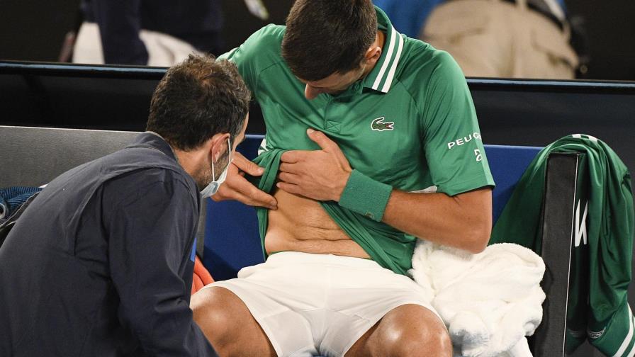 Djokovic, lesionado, evita la eliminación en el quinto set ante Fritz