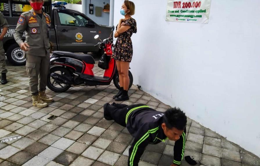 Extranjeros sin mascarillas en Bali obligados a hacer flexiones