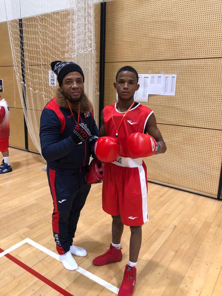 Miguel -Manolo- Jiménez, junto al boxeador juvenil Bryan Mejía.