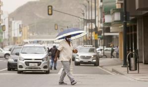 Ecuador: Ceniza de volcán en erupción paraliza aeropuerto