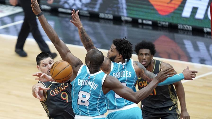 Vucevic logra doble doble; Bulls vapulean a Hornets